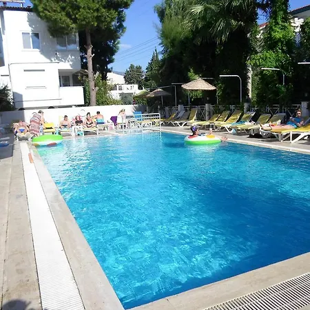 迈拉酒店 马尔马里斯